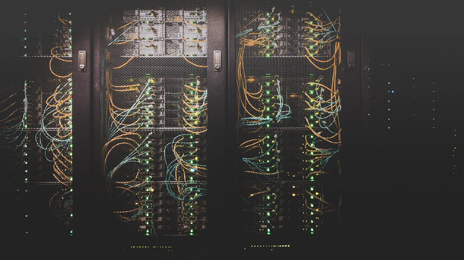 Corredor de data center com racks de servidores iluminados em tons frios