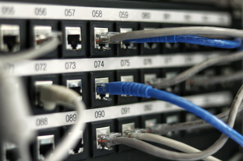 Fileiras de servidores em sala refrigerada de data center